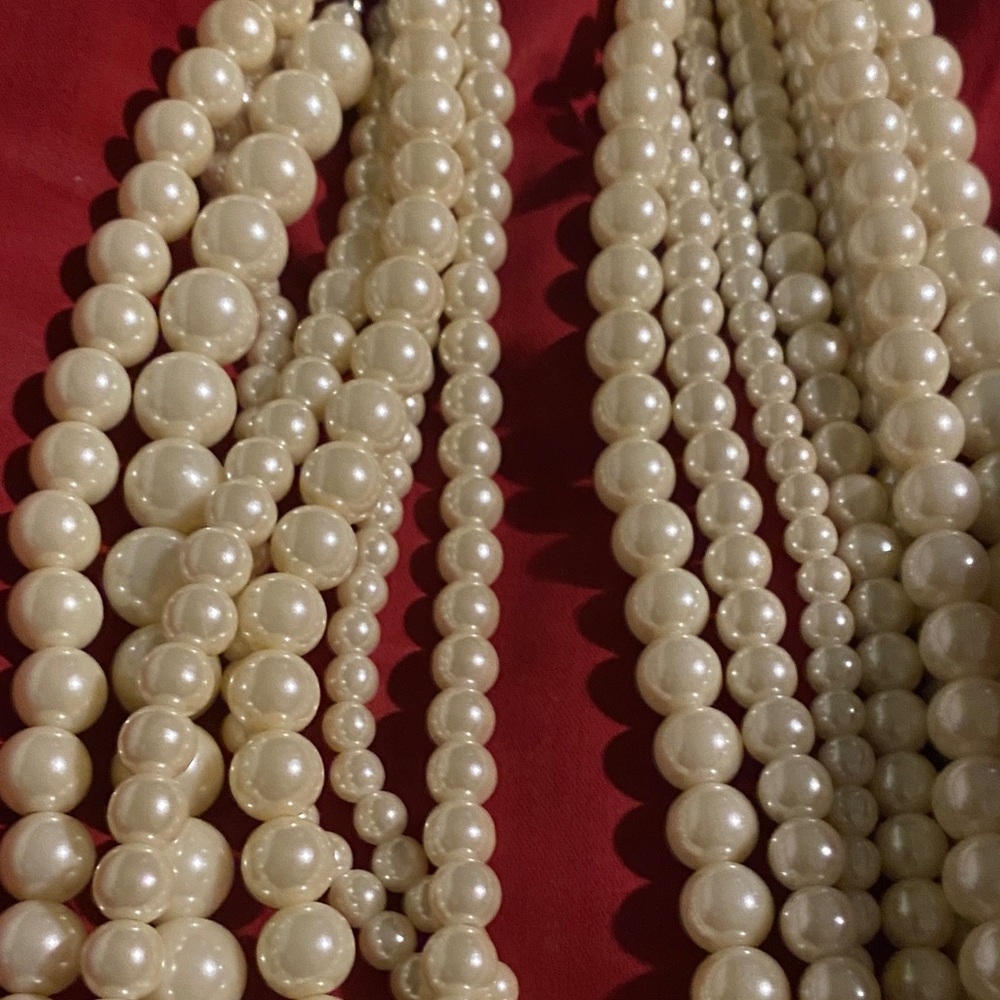 Elegant Cream Pearl Necklace - Picture 3 of 6